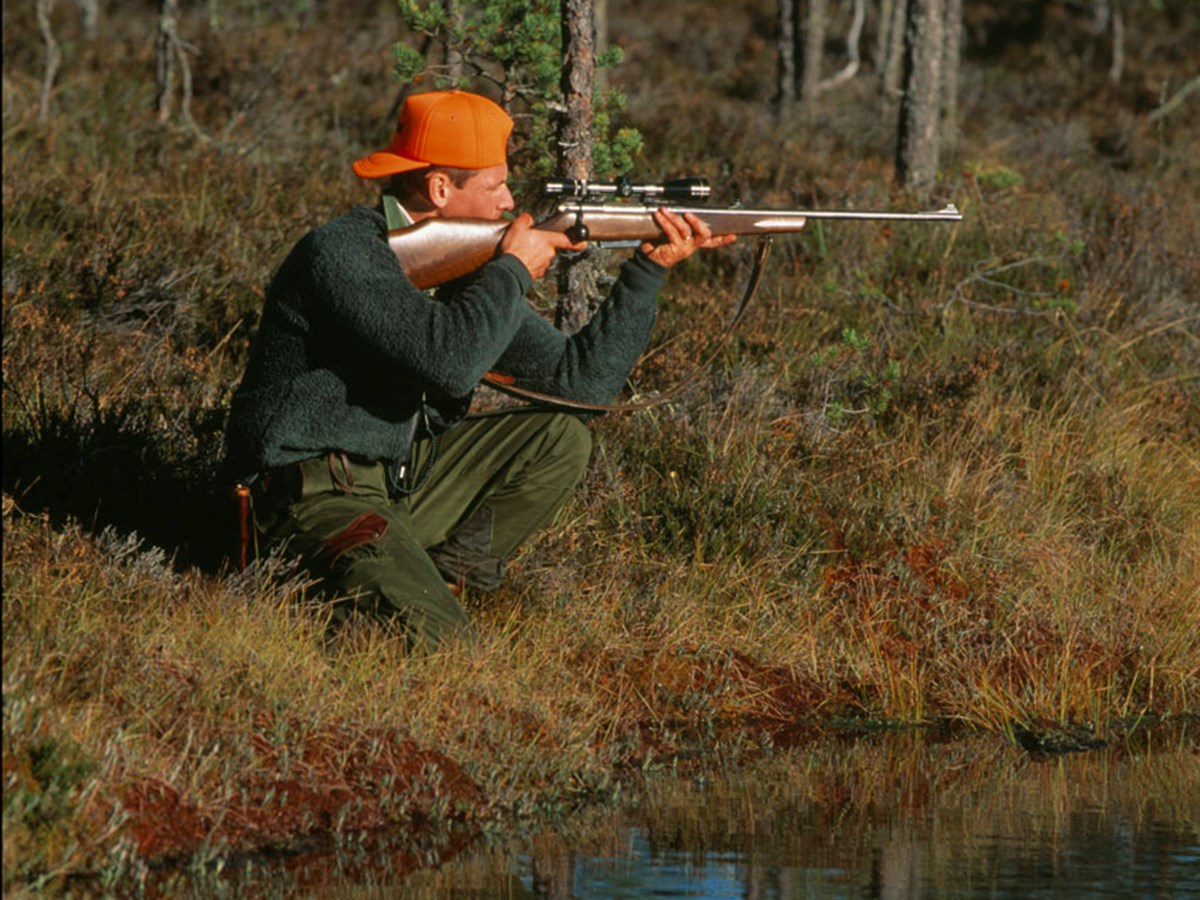 Man med gevär - © Staffan Widstrand Man med gevär