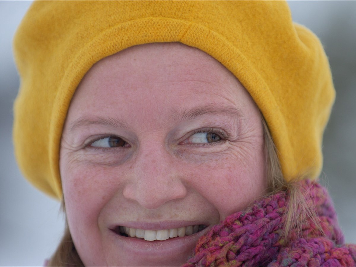 Kvinna med gul mössa -  © Staffan Widstrand